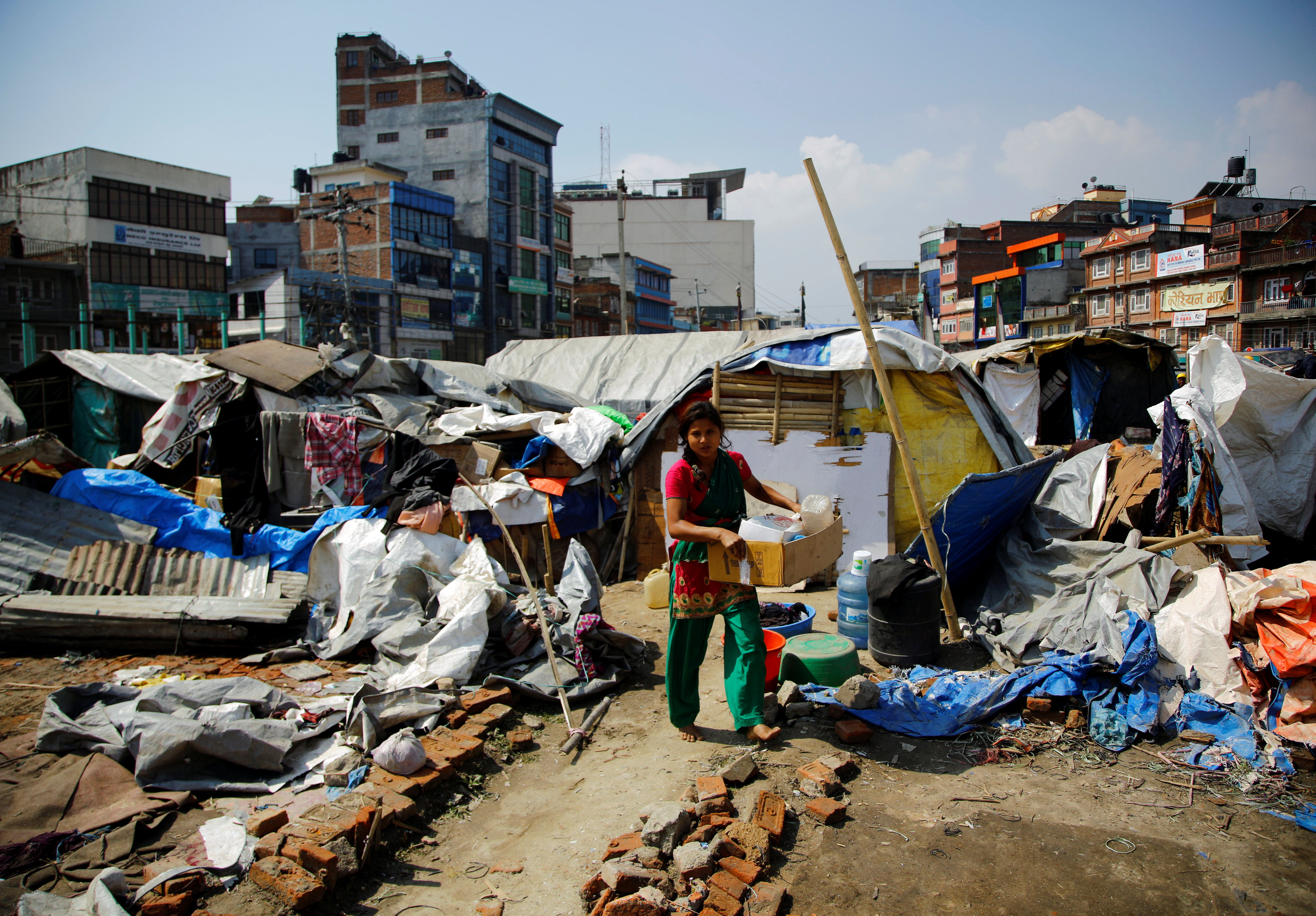 نيبالية تحمل أمتعتها
