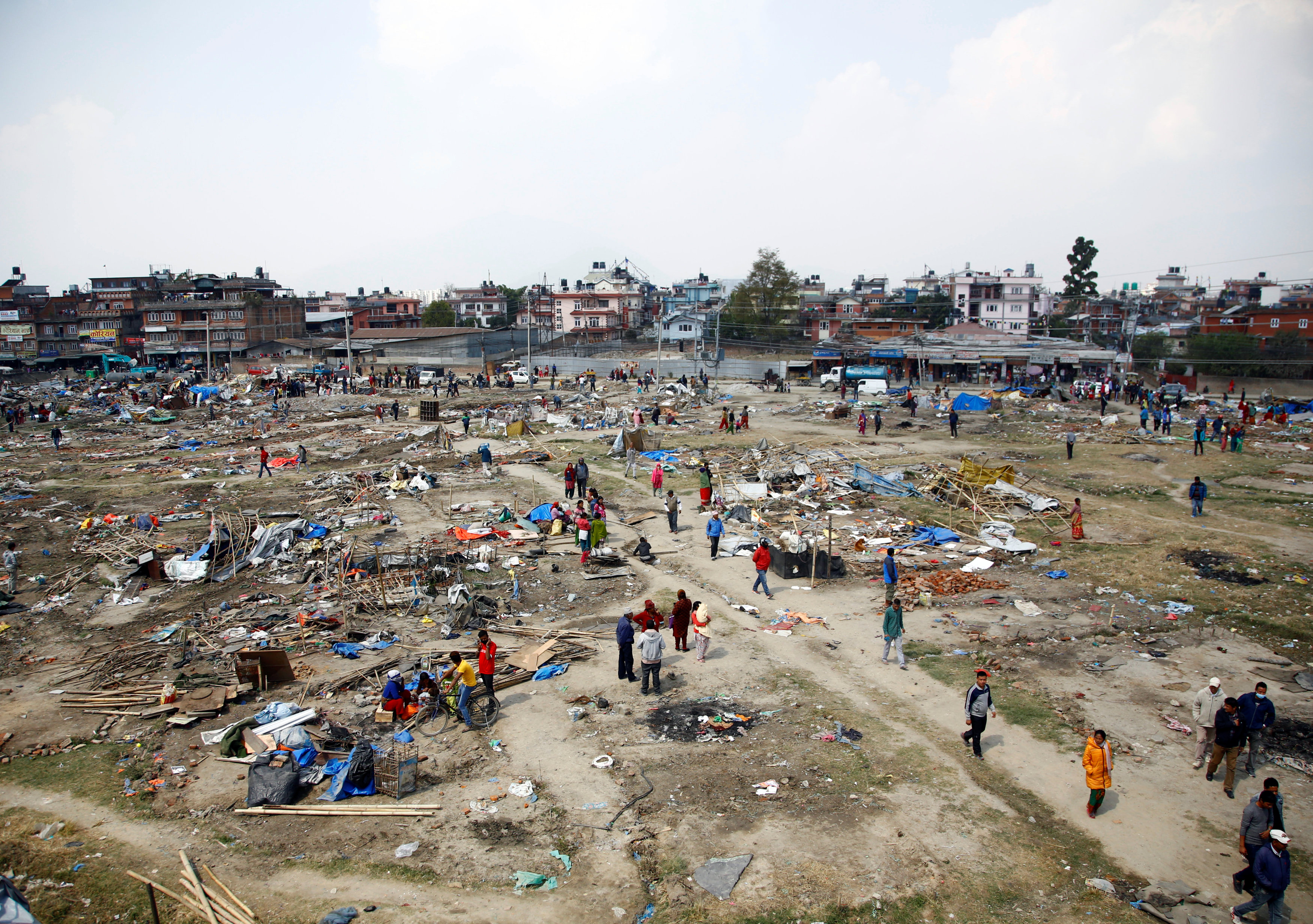 منظر عام بعد هدم مخيم للمشردين ضحايا الزلزال