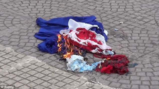 المتظاهرون الأتراك يحرقون علم فرنسا بدلًا من هولندا بالخطأ