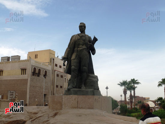 تمثال العقاد بمدينة أسوان