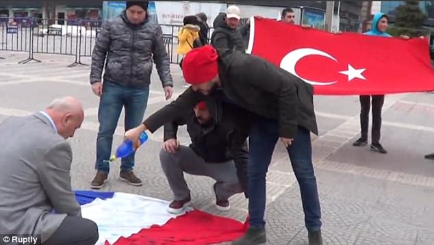 متظاهرون أتراك يتجمعون ضد قرار هولندا بمنع هبوط طائرة وزراء تركية