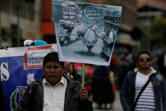 مسيرات لتجار التجزئة مطالبين من حكومة بوليفيا تعديل قانون الضرائب الجديد