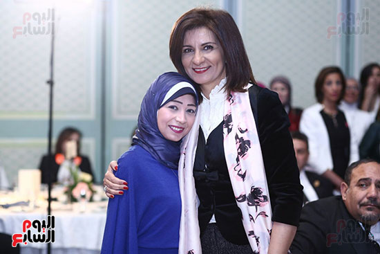 مؤسسة بهية تحتفل بمرور عامين على تأسيسها وتكرم وزيرة الهجرة ويسرا (7)