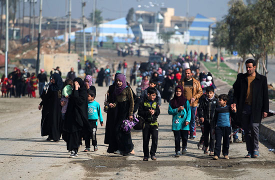نزوح الآلاف من أهالى الموصل تزامنا مع اشتباكات دامية بين القوات العراقية وداعش