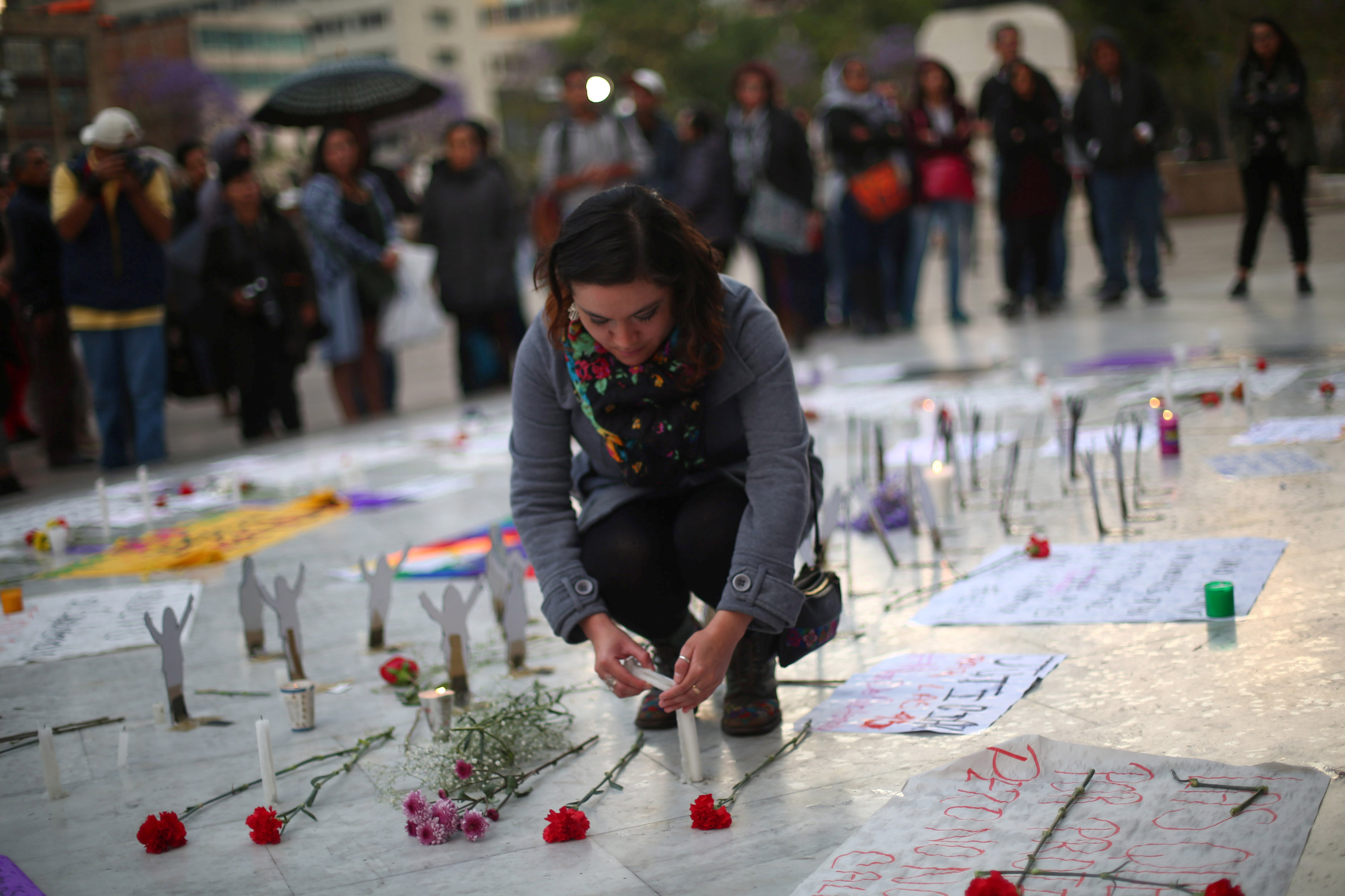متظاهرون يضعون الورود تأبينا لضحايا الحادث