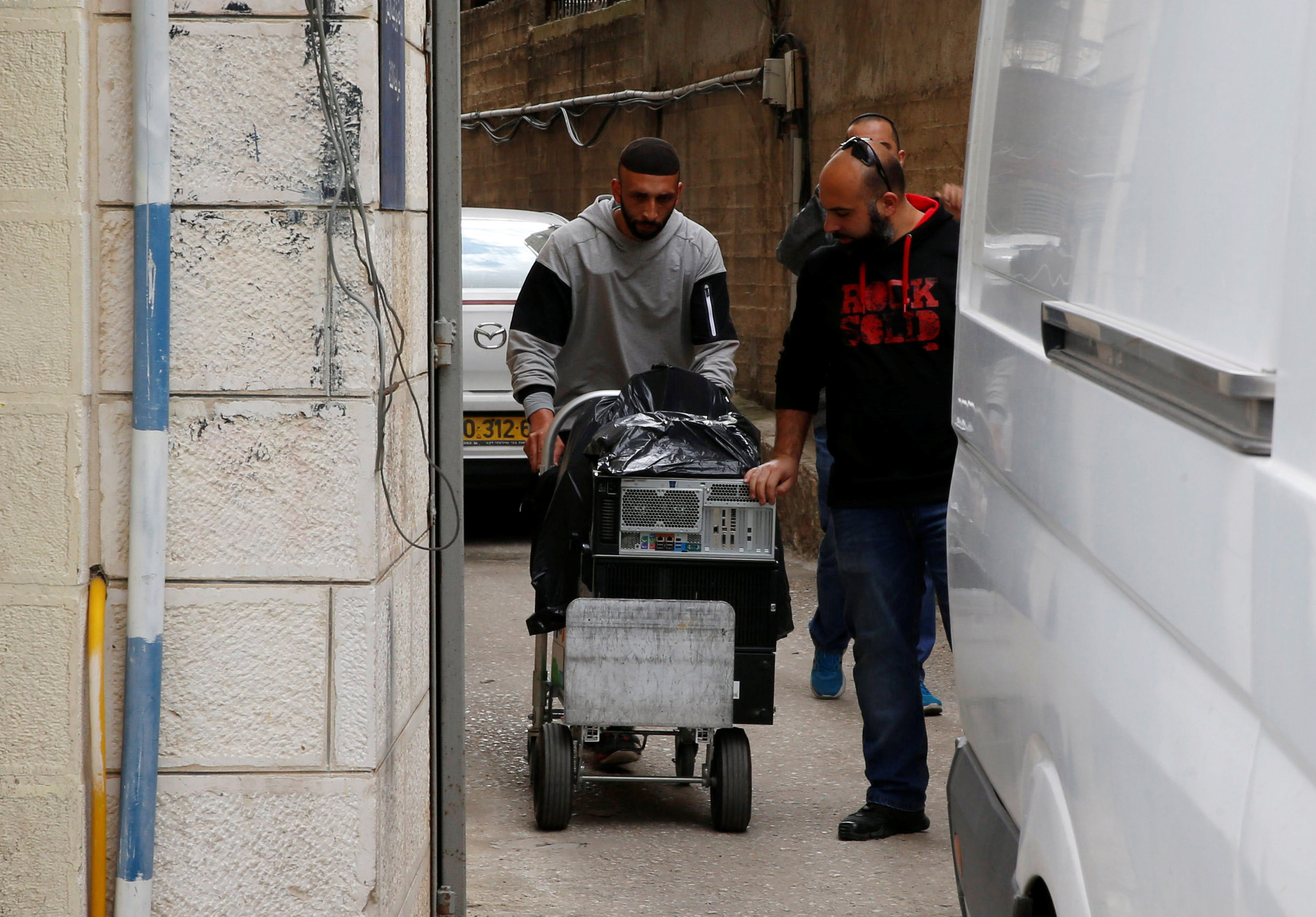 نقل معدات مكتب الخرائط الفلسطينى عقب اغلاقه