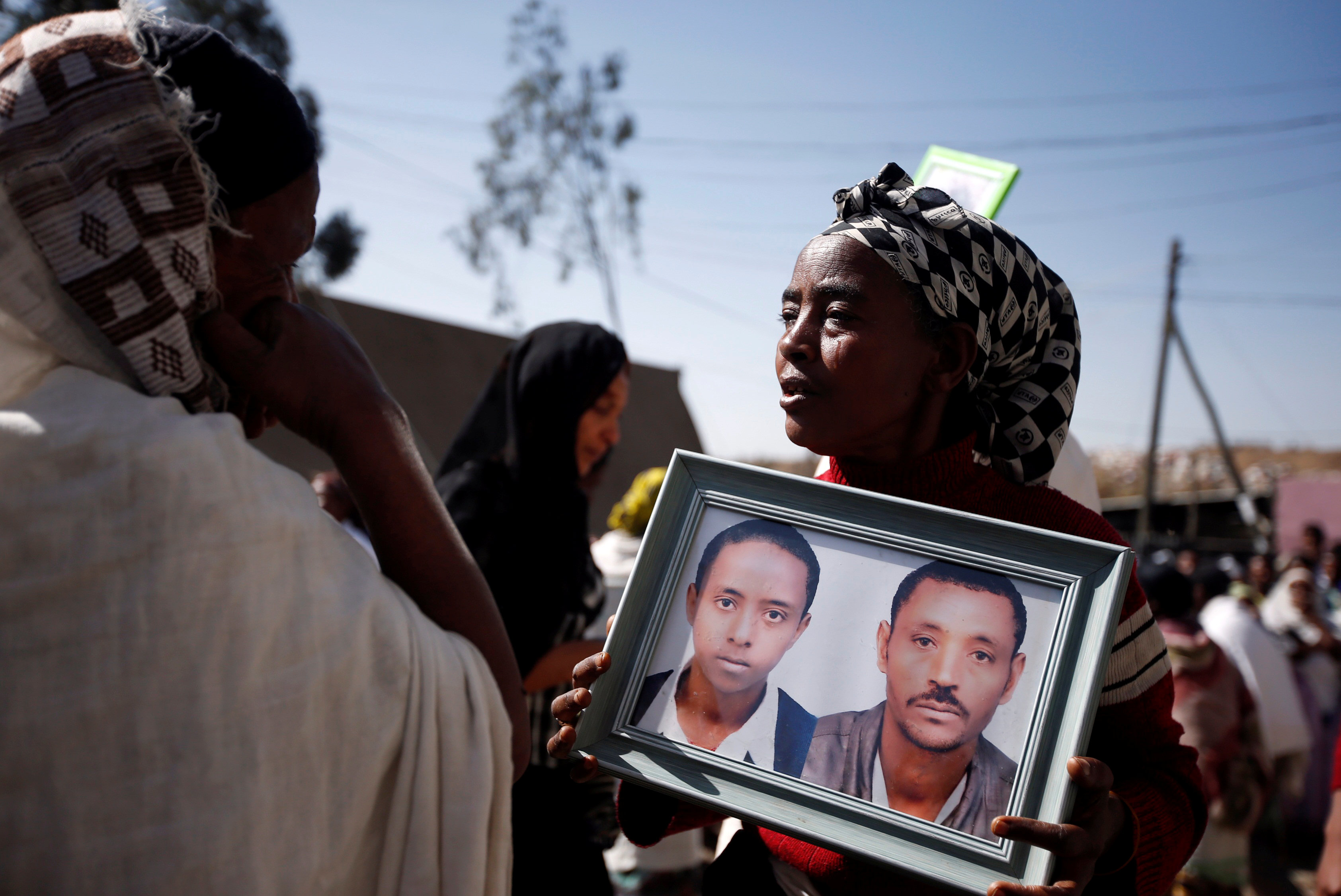 سيدة تحمل صورة أحد ضحايا انهيار مكب النفايات فى إثيوبيا