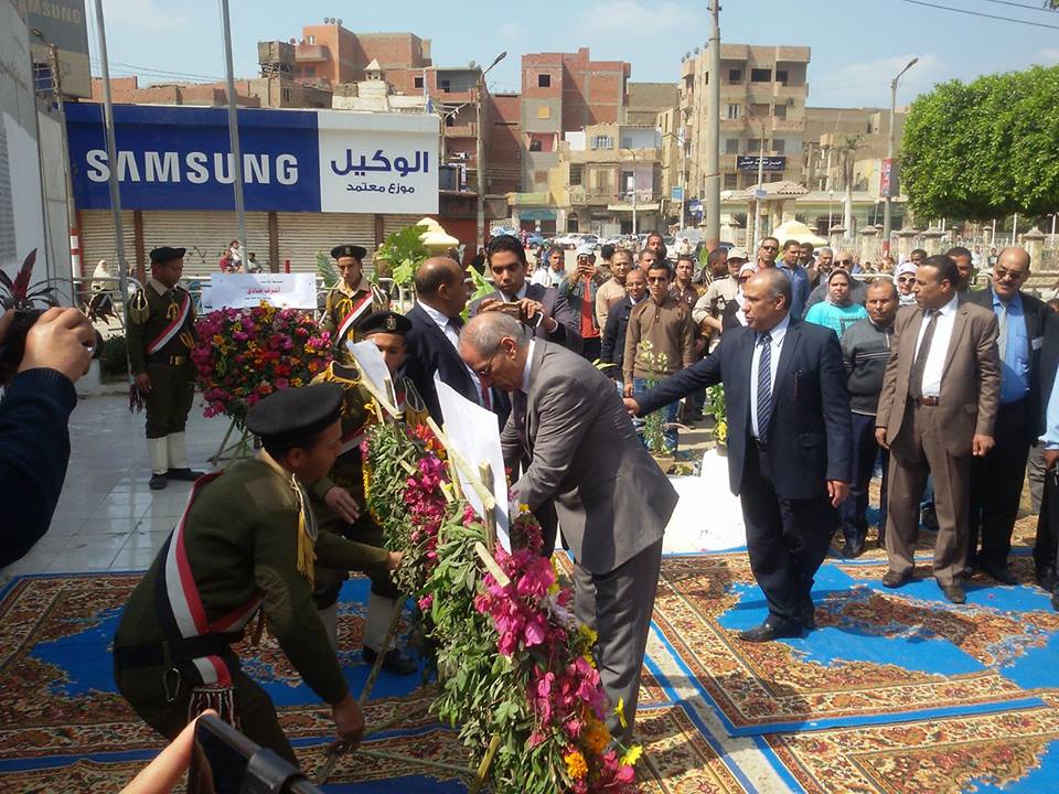 مدير الامن يضع اكاليل الزهور على قبر الجندى المجهول