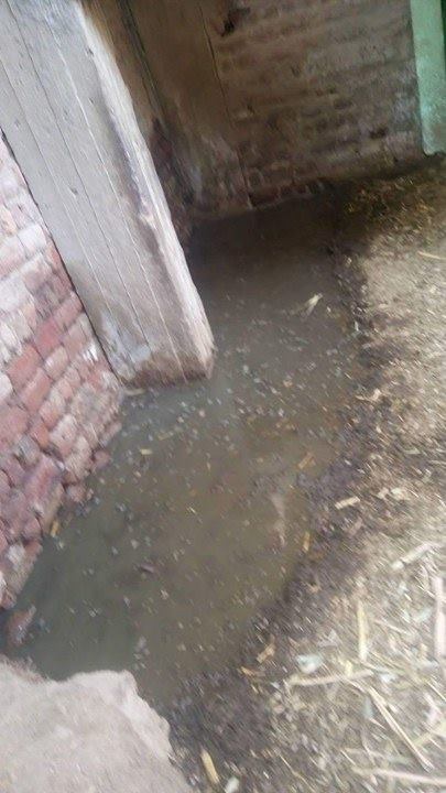 مياه المجارى داخل منازل القرية