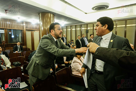 مشادات كلامية باللجنة التشريعية على عبد العال مجلس النواب (25)