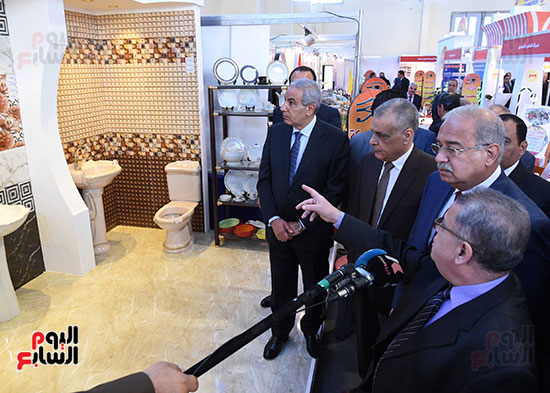 رئيس الوزراء ووزير الصناعة يشاهدا جناح منتجات السيراميك