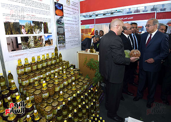 رئيس الوزراء يشاهد جناح خاص بالمنتجات الزراعية