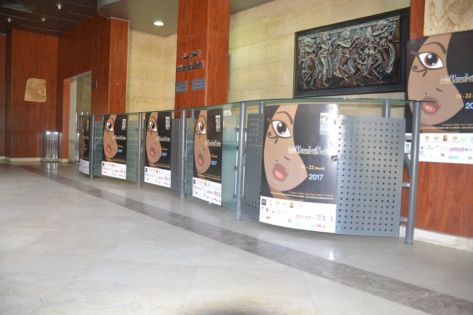 بوسترات الدعاية للمهرجان داخل مقر مكتبة مصر بالكرنك