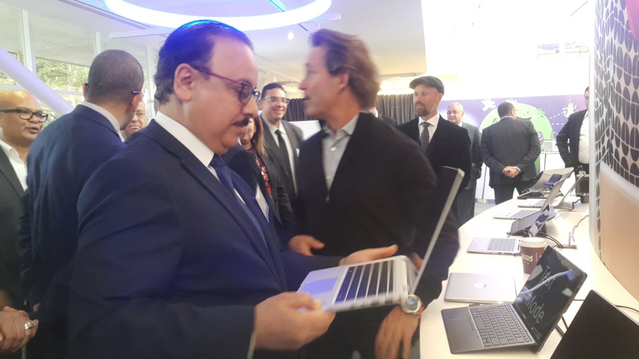 وزير الاتصالات ياسر القاضى يستعرض أحدث أجهزة الكمبيوتر المحمول لشركة اتش بى
