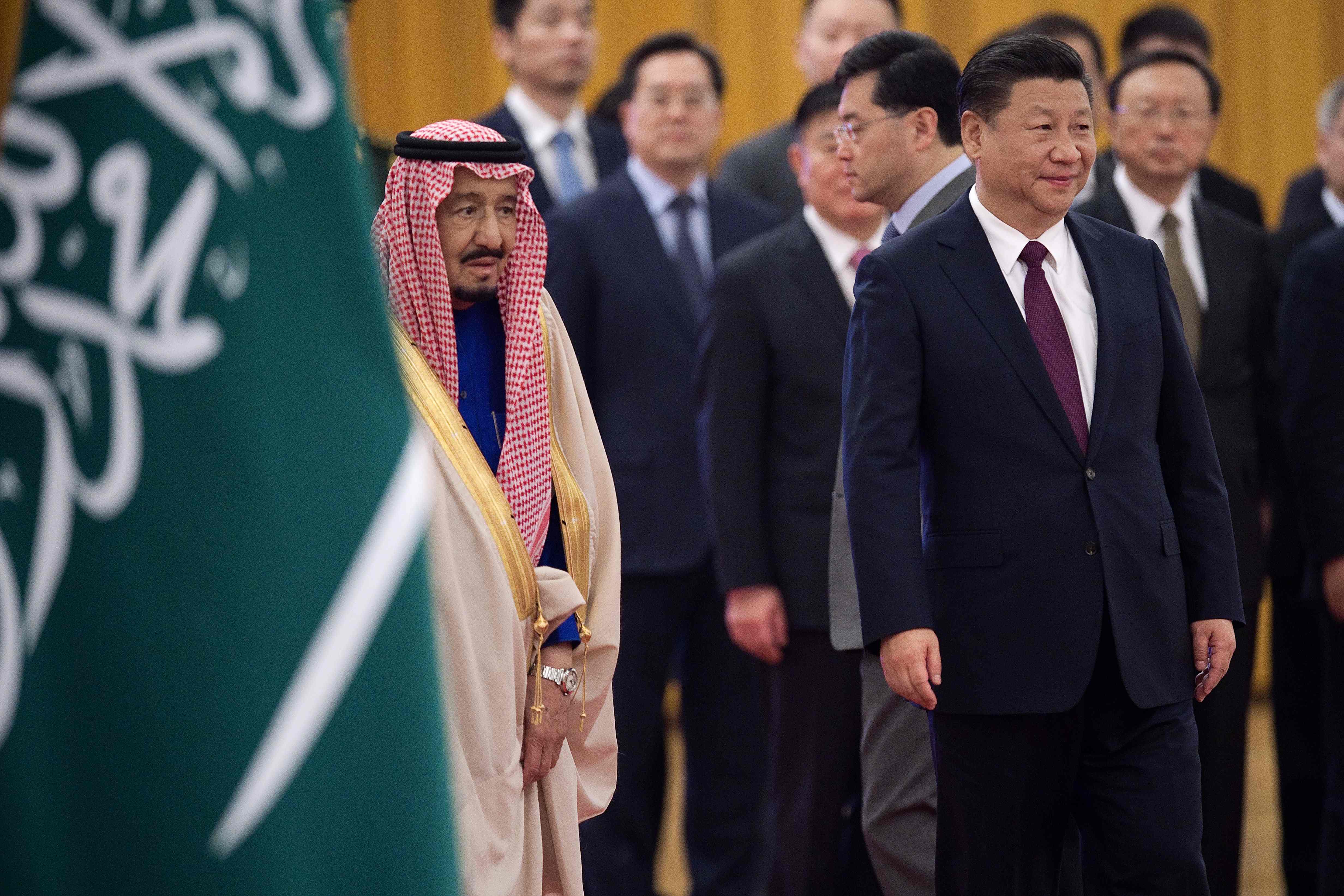 الملك سلمان بن العزيز بجواره الرئيس الصينى