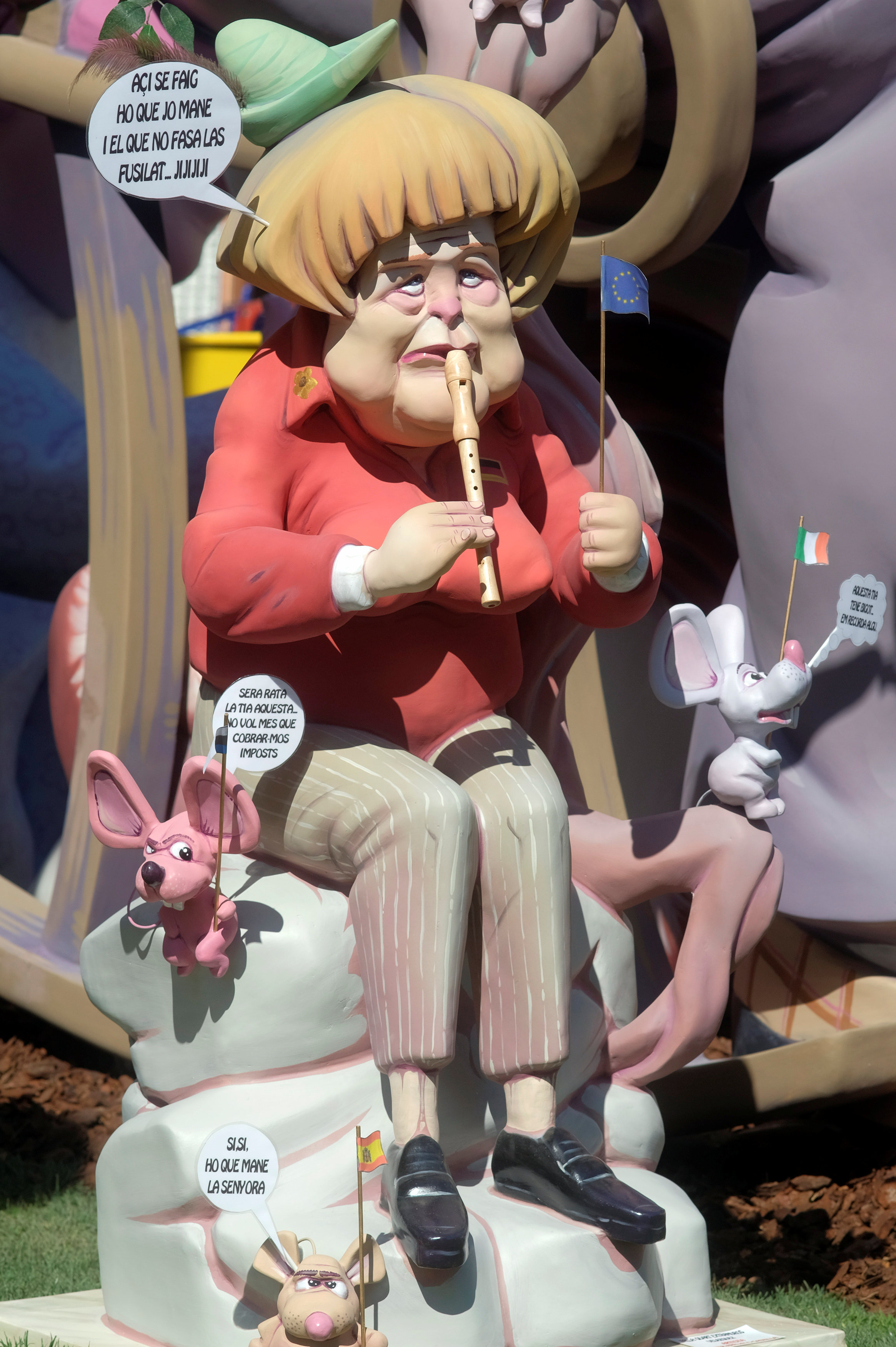 مجسم  لانجيلا ميركل خلال مهرجان فاياس في فالنسيا