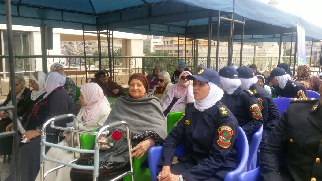 أمن القاهرة يقدم الورود للسيدات بدور المسنين بمناسبة يوم المرأة المصرية وعيد الأم (3)
