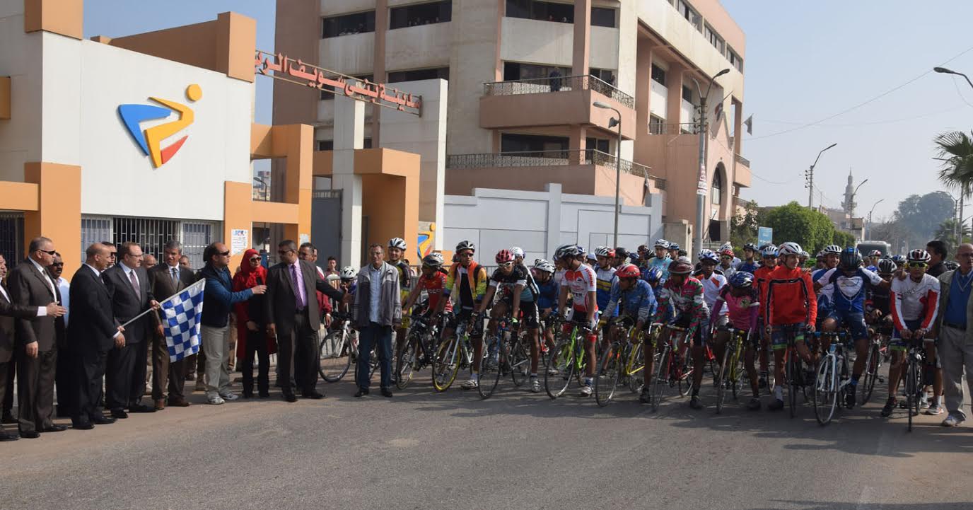محافظ بنى سويف فى سباق الدراجات