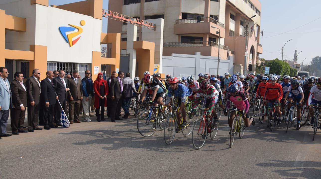 محافظ بنى سويف يعطى إشارة البدء