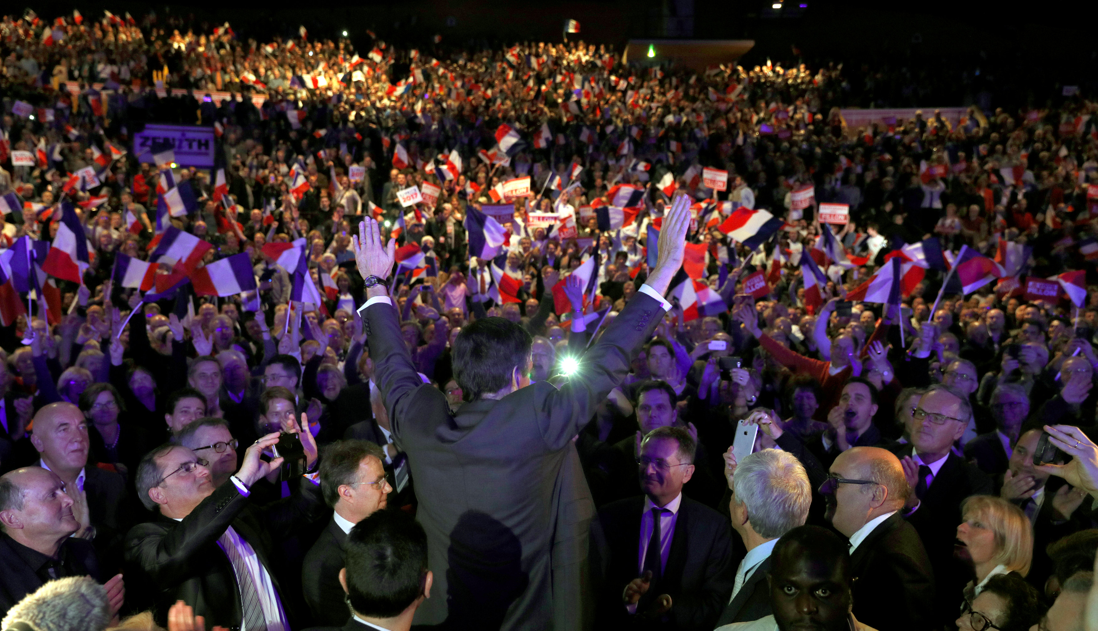 تجمع لأنصار المرشح الرئاسى فرانسوا فيون فى مدينة كاين الفرنسية