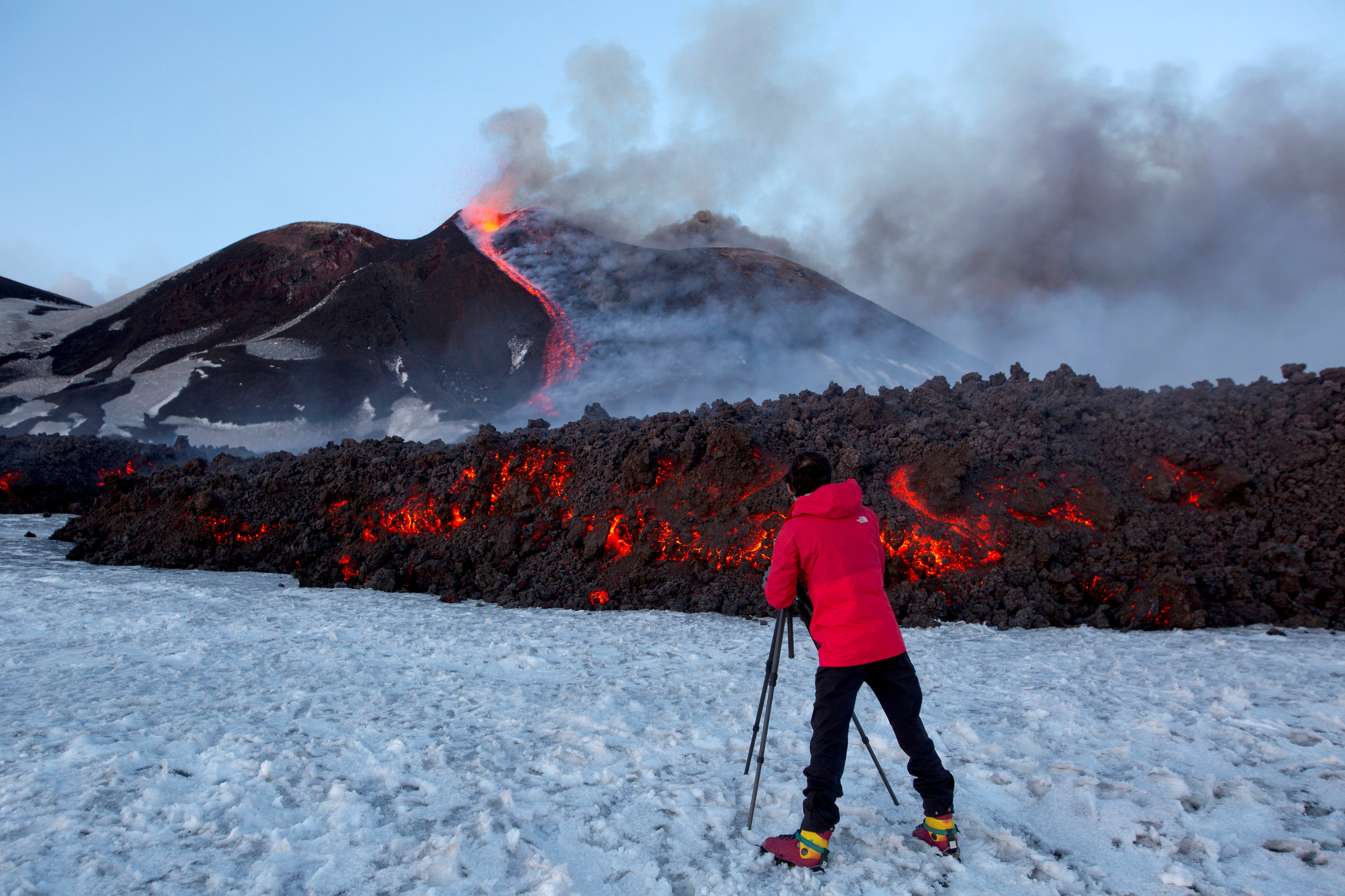 Спастись от лавы оби. Извержение вулкана Этна. Извержение вулкана Этна в Италии 2017 года. Лава вулкана Этна. Этна Сицилия.