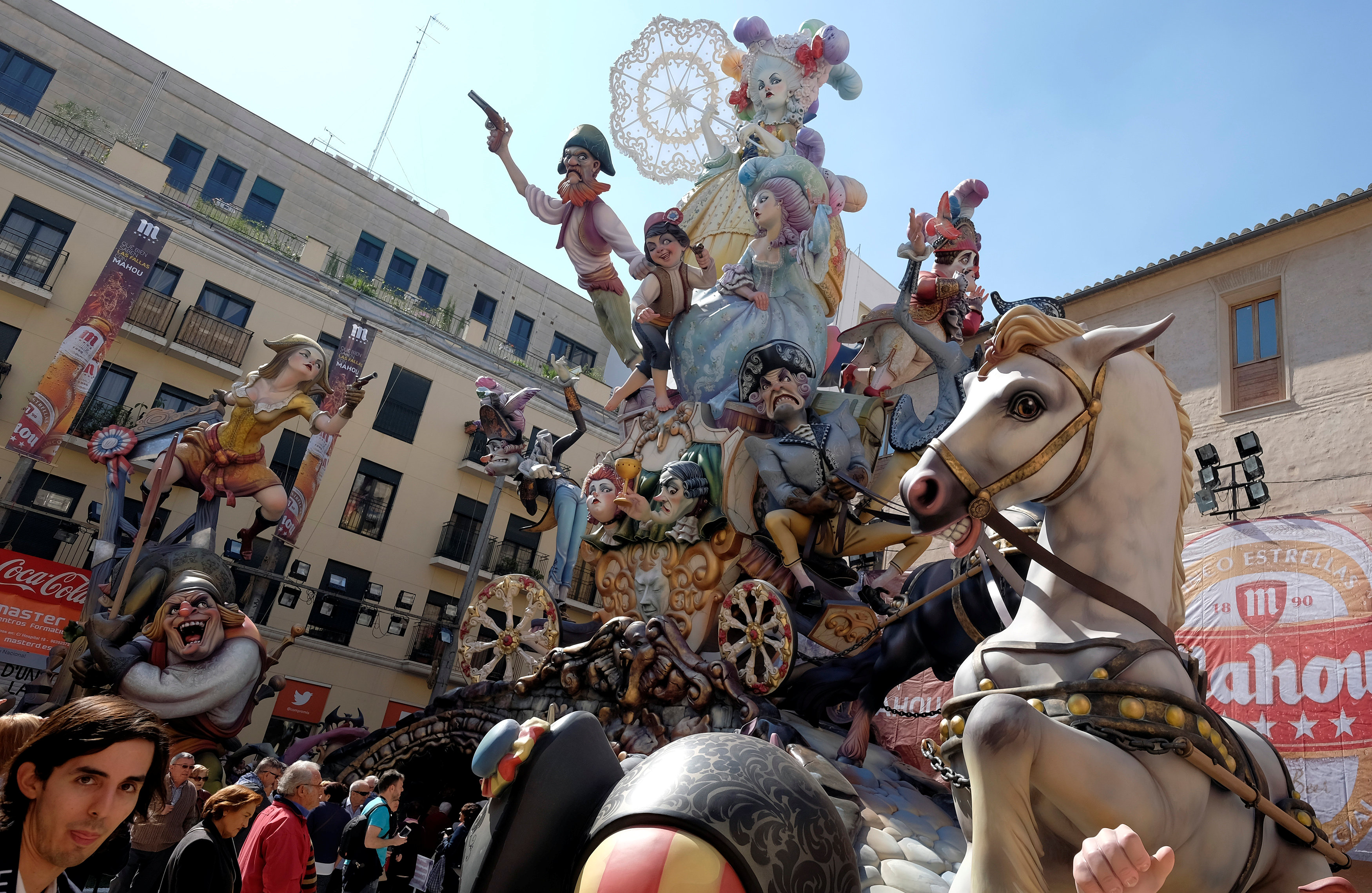 مجسمات ورقية لميركل وترامب وميسى فى مهرجان فاياس بإسبانيا