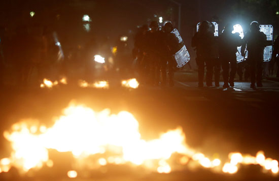 النيران تحاصر قوات الأمن فى البرازيل