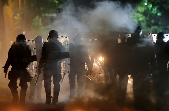 أدخنة الغاز المسيل للدموع تحيط بقوات الأمن البرازيلية
