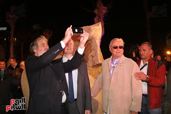 وزيرا الآثار والسياحة وسفير الاتحاد الأوربى وأمير الدنمارك يحتفلون بتمثال الملك بسماتيك (11)