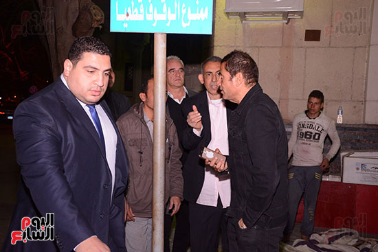 عمرو دياب أثناء خروجه من عزاء والد خالد سليم