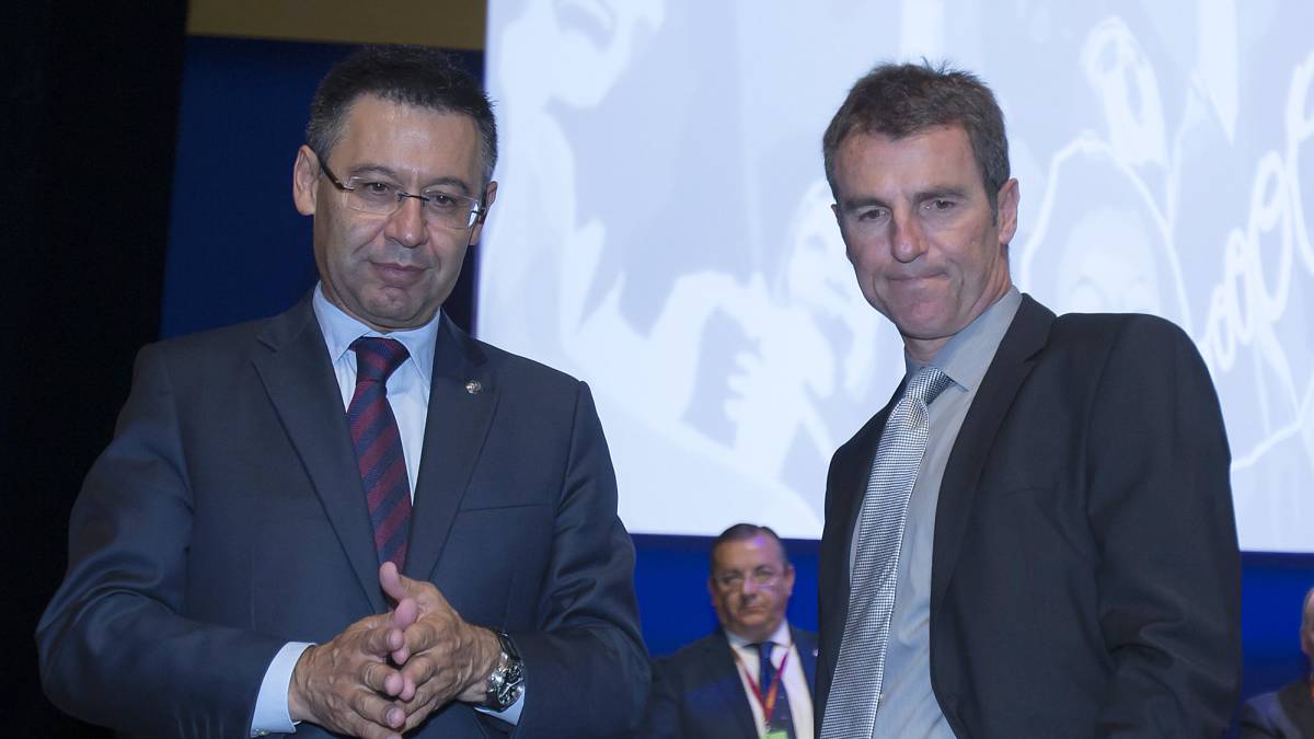 بارتوميو رئيس برشلونة مع احد مسئولى النادى