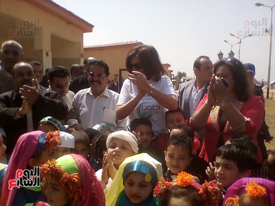 وزيرة الهجرة تلقط صورة مع الاطفال 