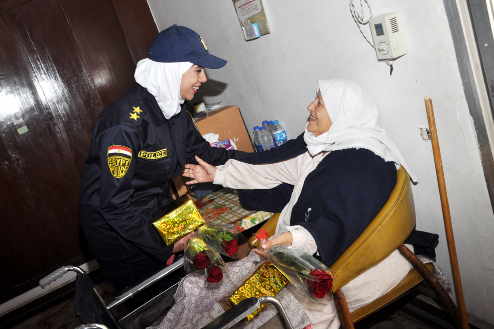 أمن القاهرة يقدم الورود للسيدات بدور المسنين بمناسبة يوم المرأة المصرية وعيد الأم (5)