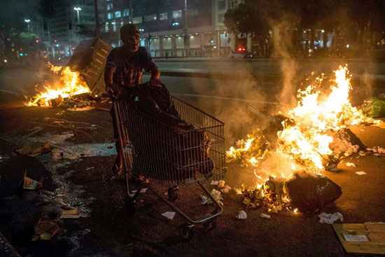المحتجون يشعلون النار فى القمامة