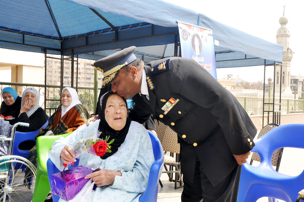 أمن القاهرة يقدم الورود للسيدات بدور المسنين بمناسبة يوم المرأة المصرية وعيد الأم (3)