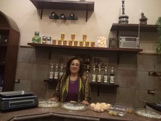 مدام رودينا مع الحلوى اللبنانية