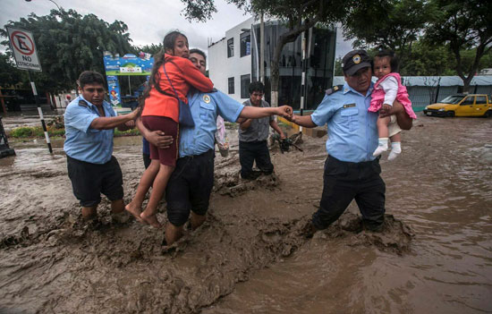 انقاذ المدنيين من مياة الفيضان