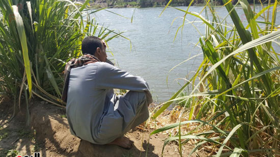  الأب ينتظر امام النيل جثامين بناته