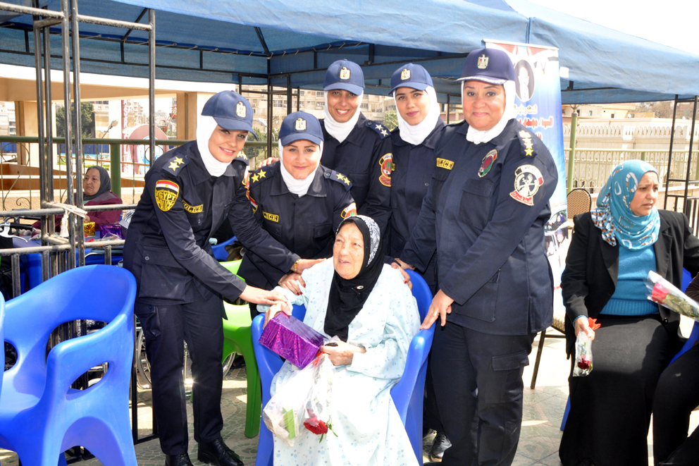 أمن القاهرة يقدم الورود للسيدات بدور المسنين بمناسبة يوم المرأة المصرية وعيد الأم (2)