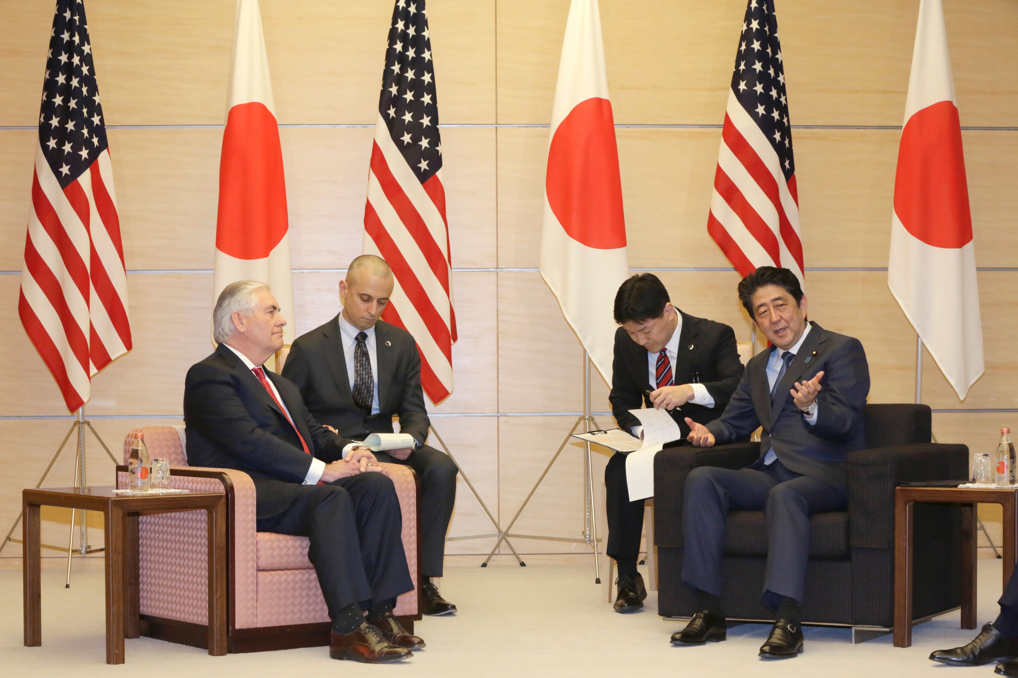 رئيس وزراء اليابان ووزير الخارجية الأمريكى