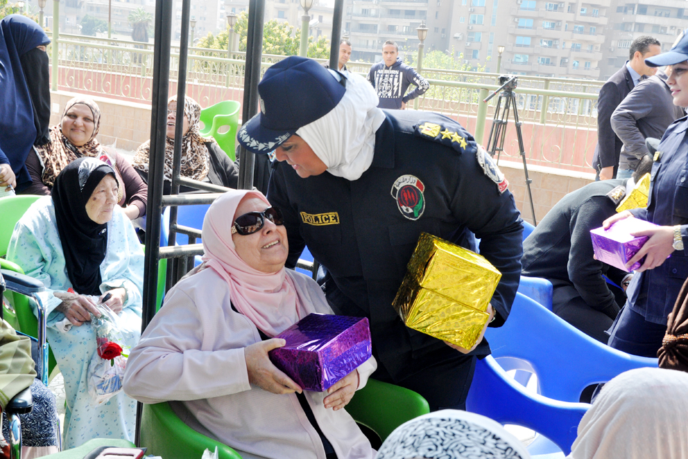أمن القاهرة يقدم الورود للسيدات بدور المسنين بمناسبة يوم المرأة المصرية وعيد الأم (1)