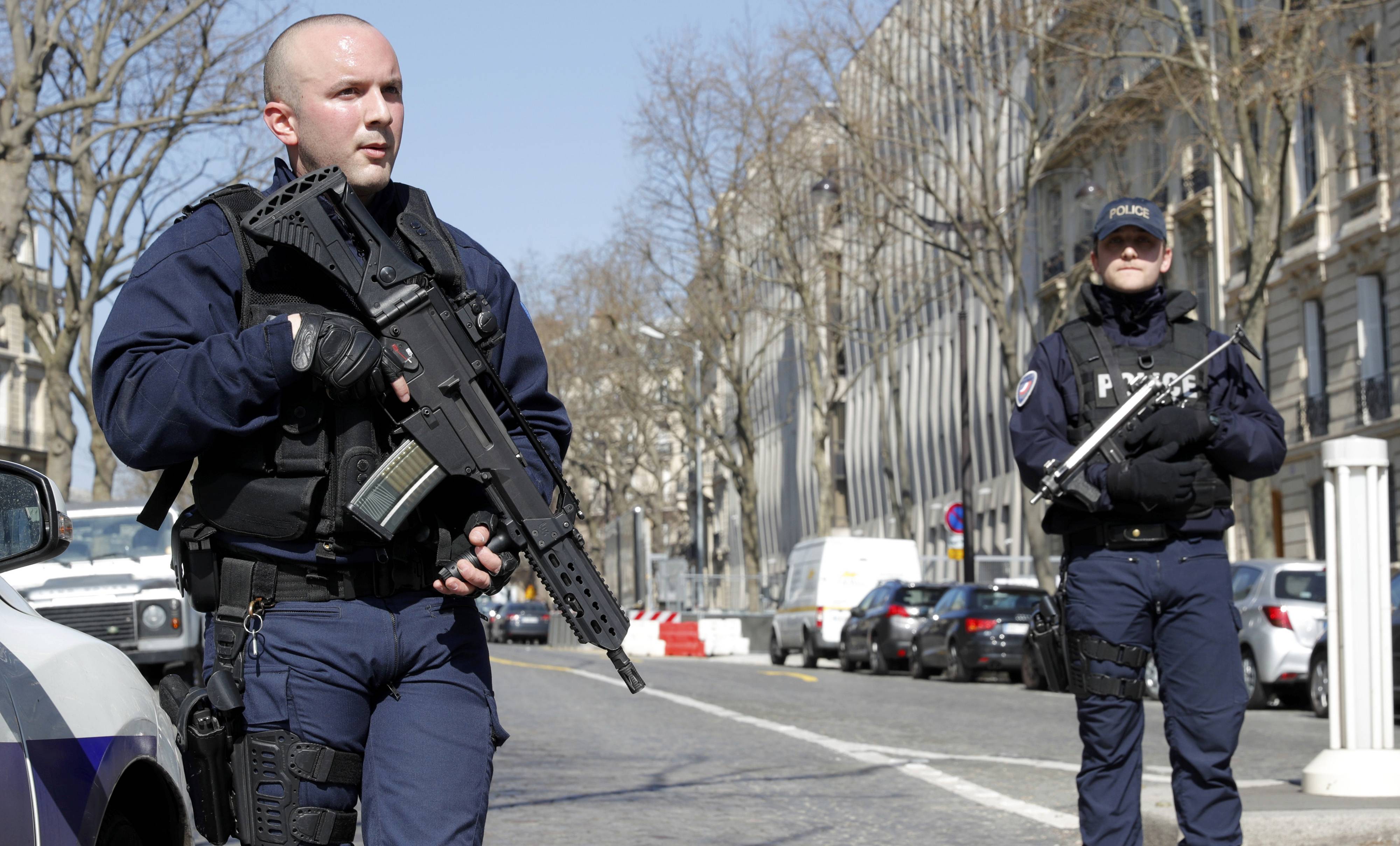 انتشار قوات الشرطة الفرنسية عقب الحادث
