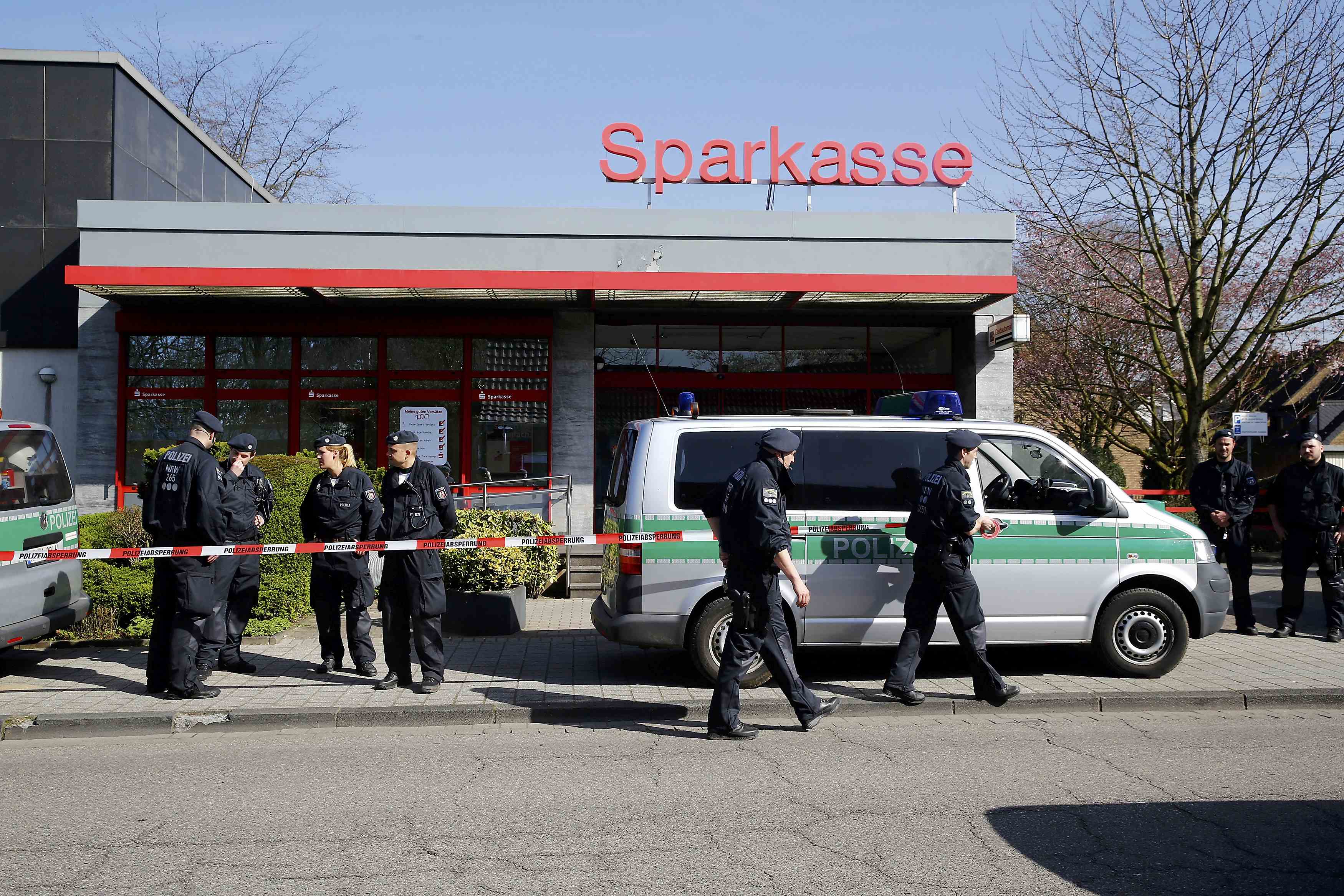 مسلح يقتحم بنك ويحتجز رهائن فى بنك بمدينة دويسبورج الألمانية