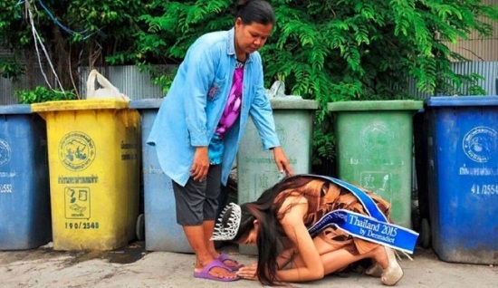 ملكة جمال تايلاند تقبل قدم والدتها التى تعمل فى تجميع القمامة