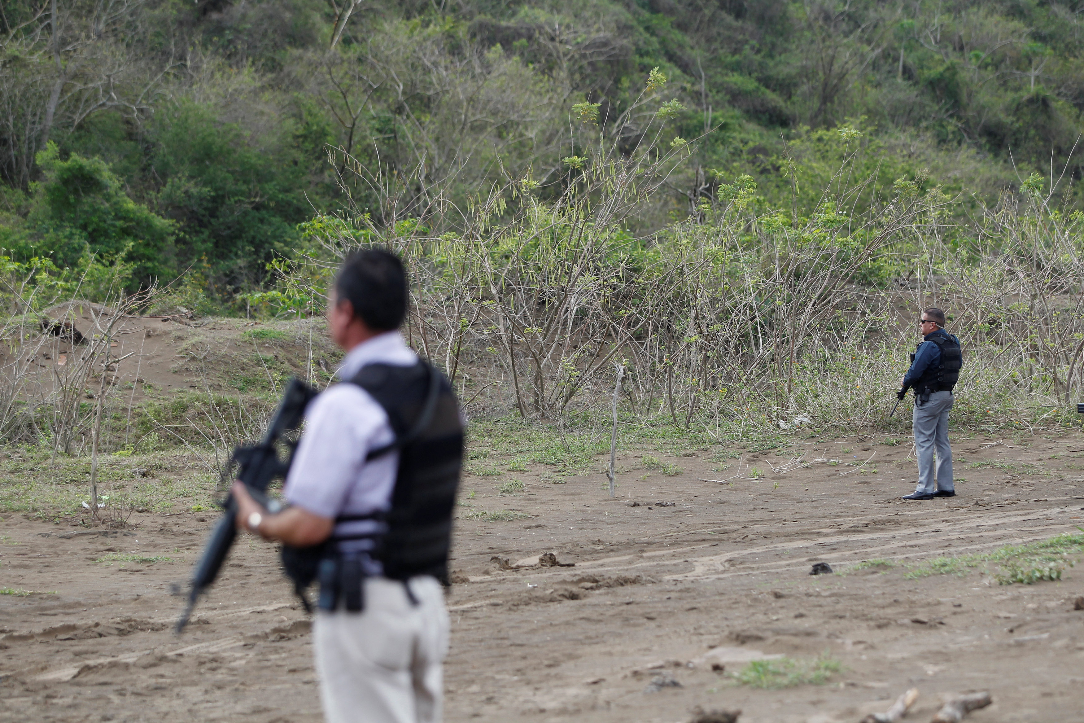 أنتشار قوات  الأمن المكسيكية بمحيط المقبرة