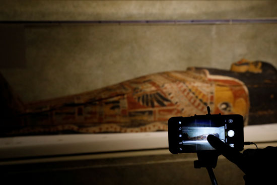 تابوت فرعونى مذهب فى متحف نيويورك