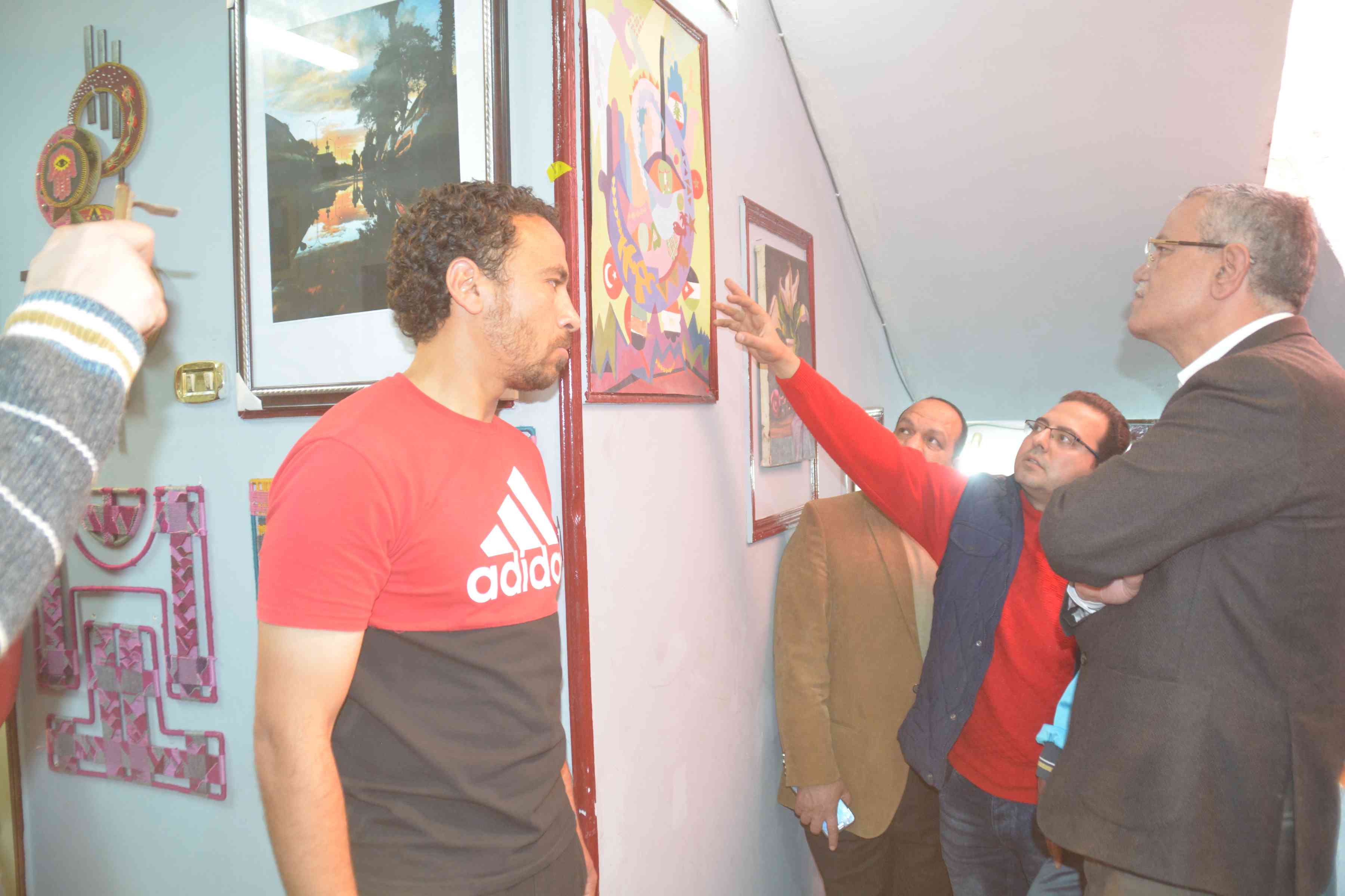 محافظ المنيا يفتتح المعرض الدائم للفنون التشكيلة بمركز شباب المدينة (2)