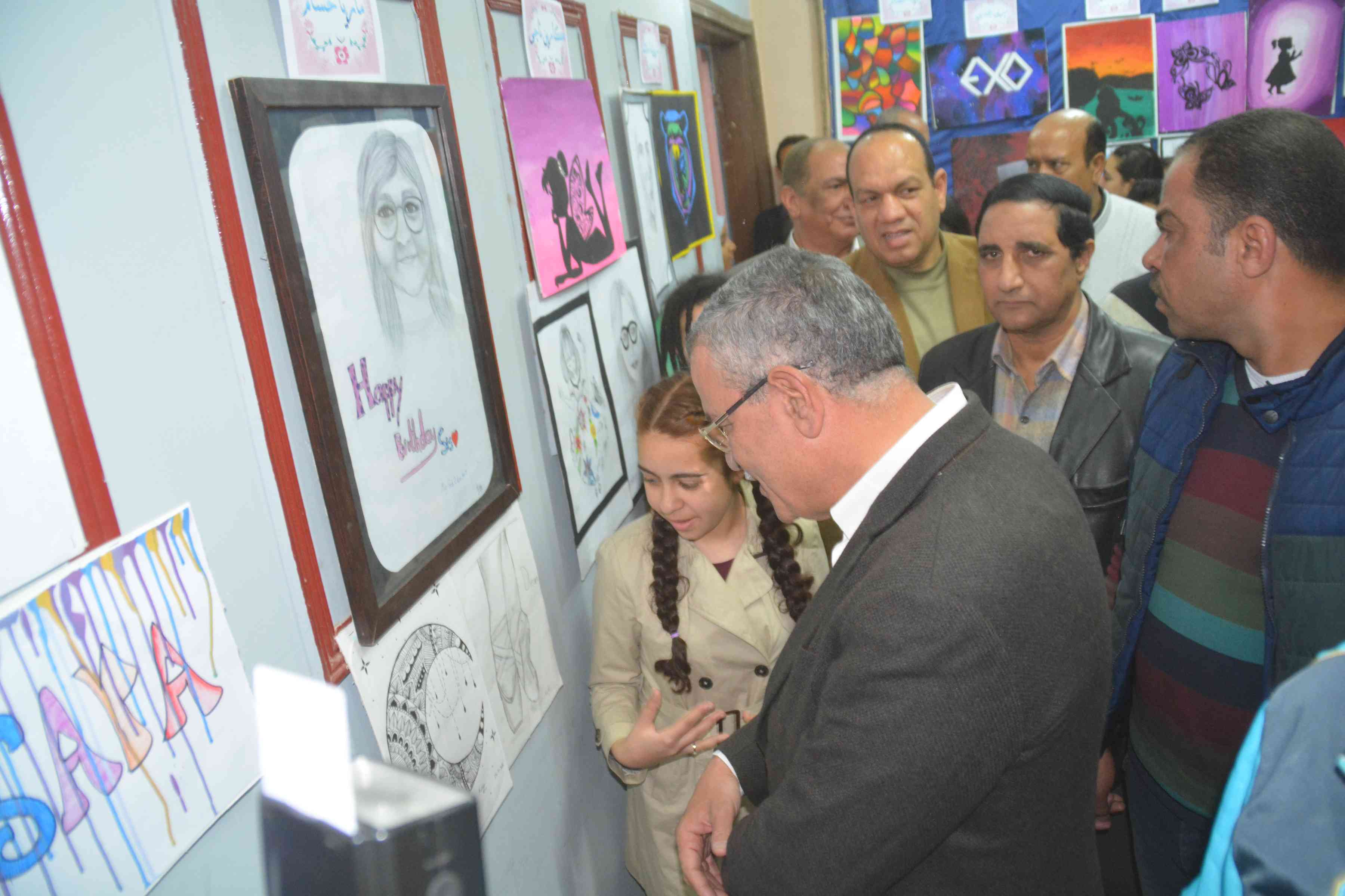 محافظ المنيا يفتتح المعرض الدائم للفنون التشكيلة بمركز شباب