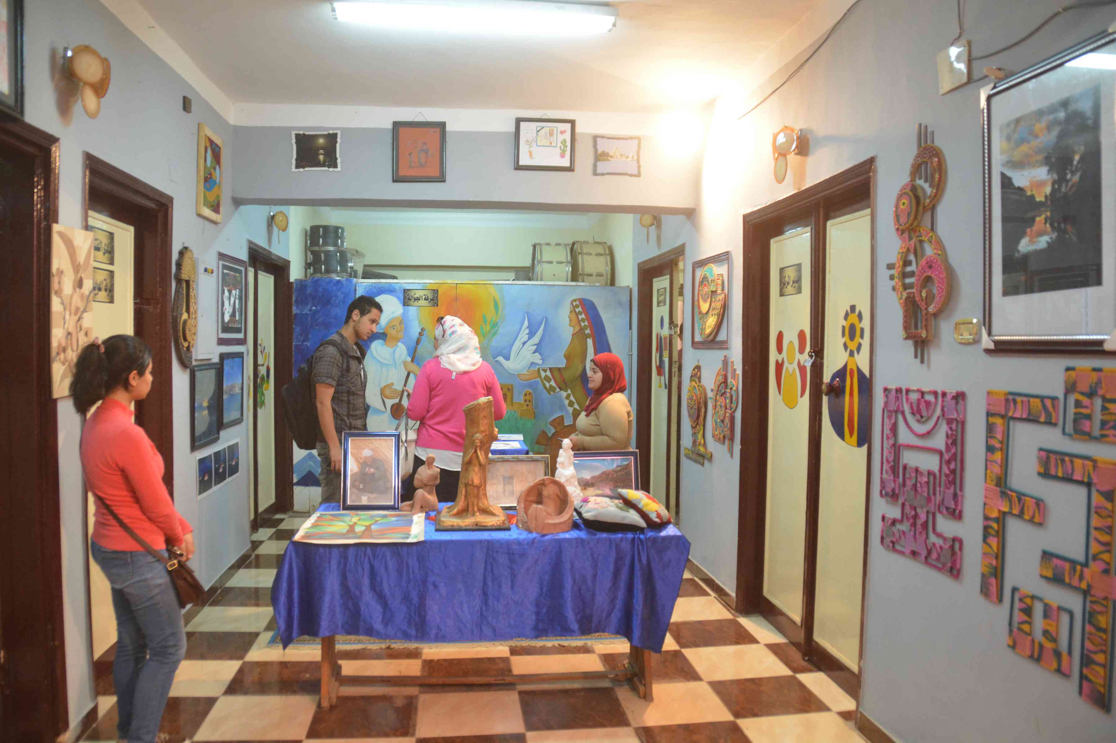 محافظ المنيا يفتتح المعرض الدائم للفنون التشكيله بمركز شباب المدينة