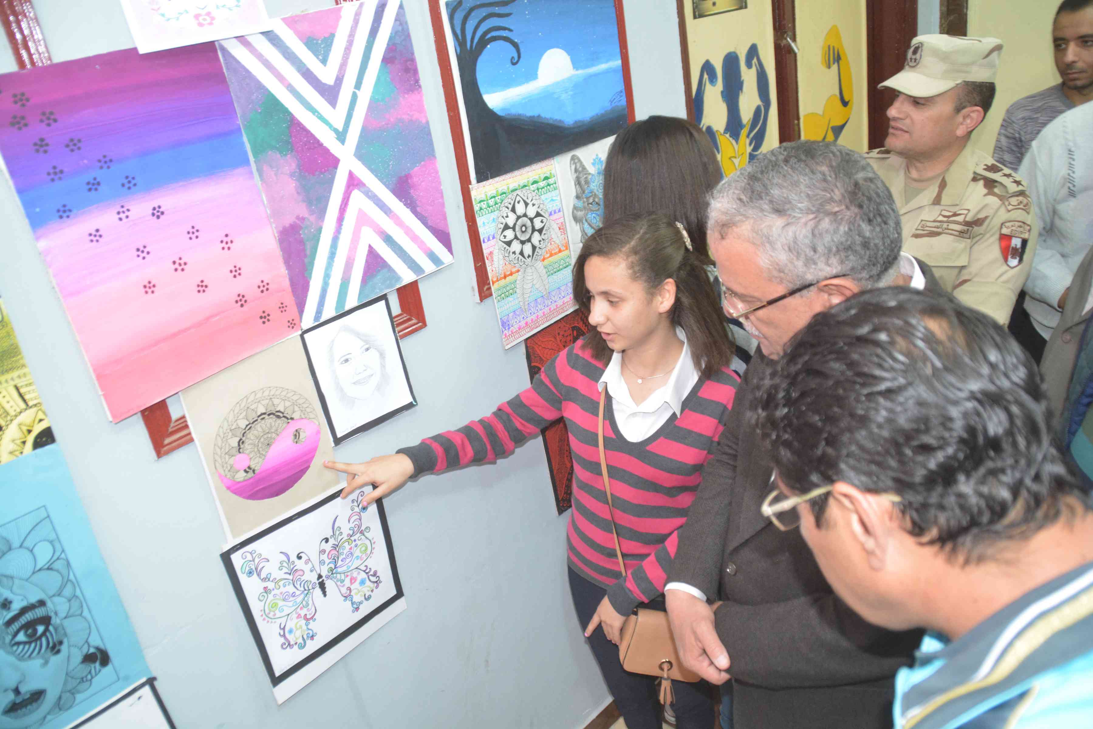 محافظ المنيا يفتتح المعرض الدائم للفنون التشكيلة بمركز شباب المدينة